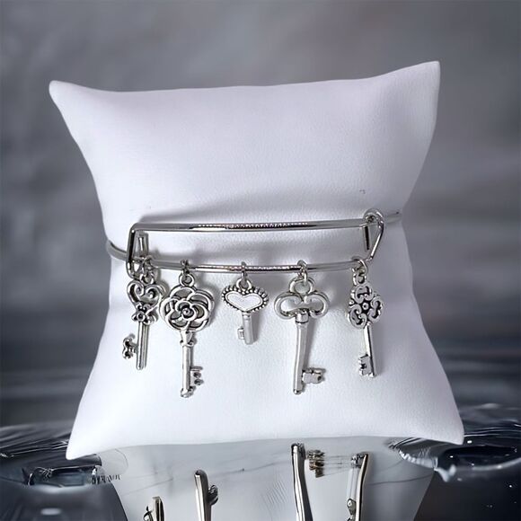 NWT Wool + Pepper Co. Music Notes Silver Bangle Charm Bracelet - Picture 4 of 4